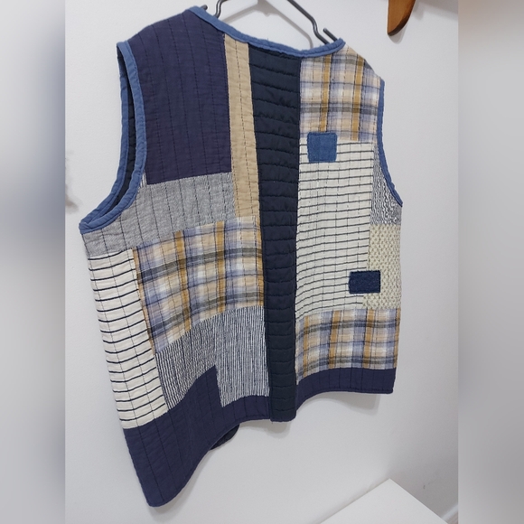 Sleeveless jacket made from an old short point.Unisex - Picture 7 of 10